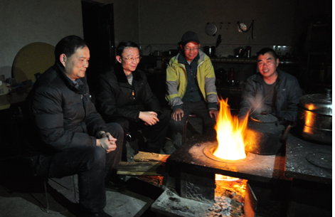 朱波强一行深入农户家中